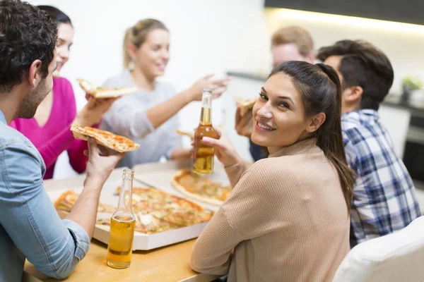 Přátelé v pizza party — Stock fotografie