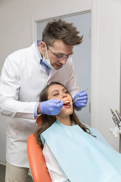 Kvinnlig patient öppna munnen under behandling — Stockfoto