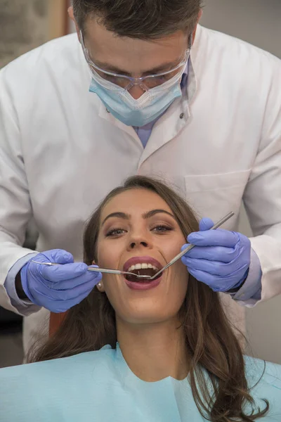 Paciente feminina abre a boca durante o tratamento — Fotografia de Stock