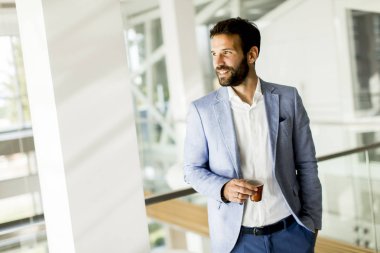 İş adamı kahve içiyor.