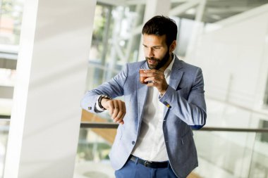 İş adamı kahve içiyor.