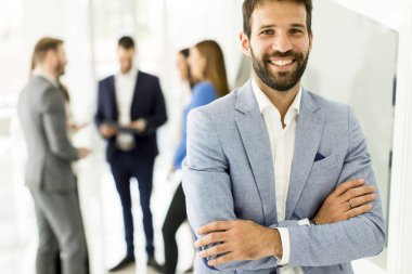 Genç iş adamları ofiste.