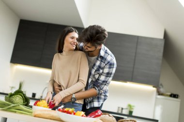 Genç çift mutfakta.