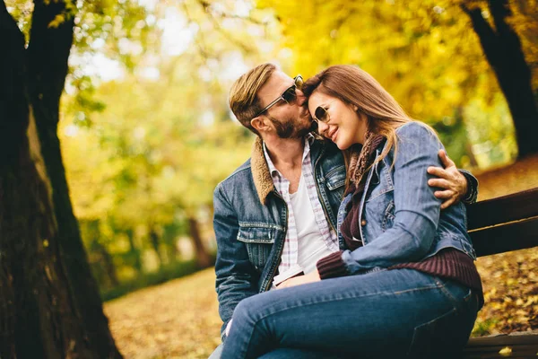 Pareja en el parque de otoño —  Fotos de Stock