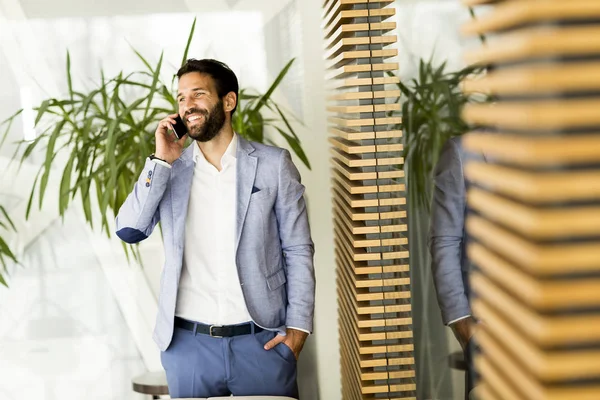 Moderna affärsman i office — Stockfoto