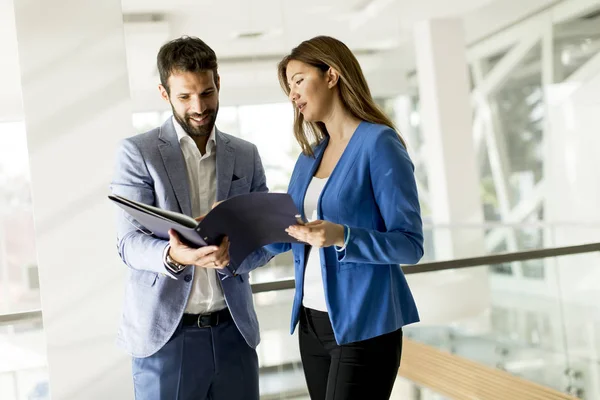 Jóvenes empresarios en la oficina — Foto de Stock