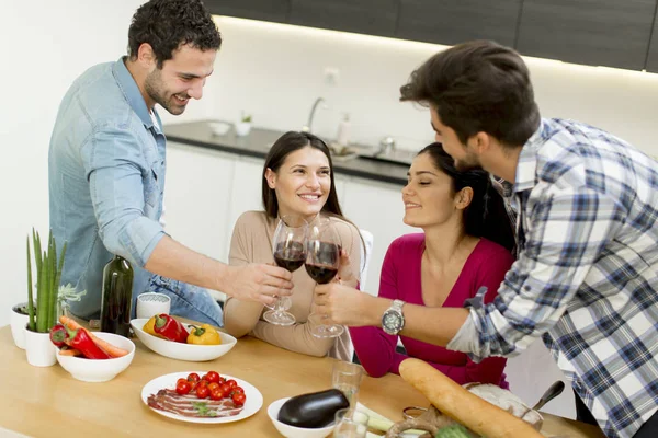 Unga människor hemma vin part — Stockfoto