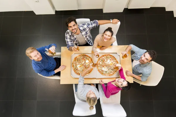 Freunde auf Pizza-Party — Stockfoto