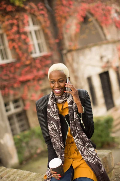 Moderne Afrikaanse Amerikaanse vrouw met telefoon — Stockfoto