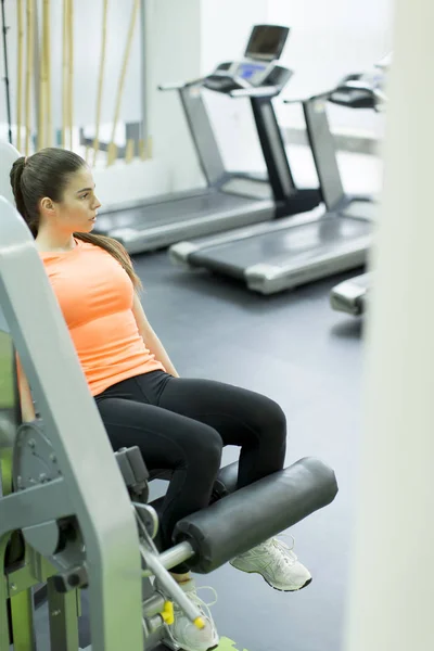 Mujer joven en el gimnasio — Foto de Stock