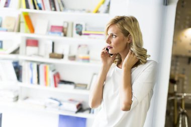 Ofiste telefondaki kadın