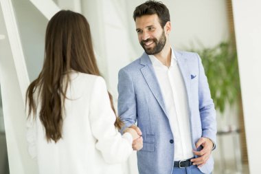 El sıkışma businesspeiole ofiste