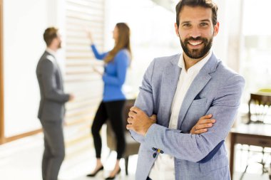 Genç iş adamları ofiste.