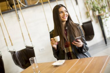 Telefonu kafede kadınla