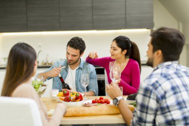 Gençler evde parti şarap