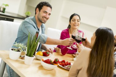 Gençler evde parti şarap