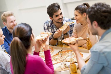 Pizza partisi de arkadaşlar