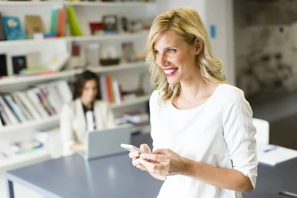 Donna al telefono in ufficio — Foto Stock