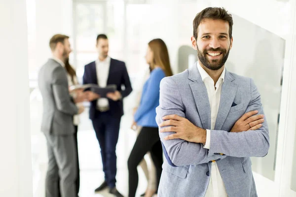 Jóvenes empresarios en el cargo — Foto de Stock