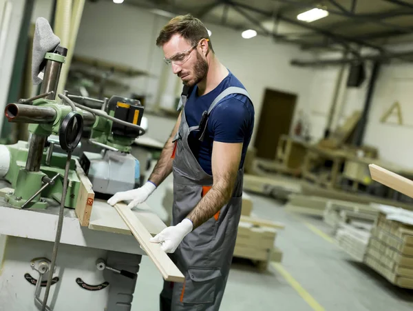 Mann arbeitet in Fabrik — Stockfoto