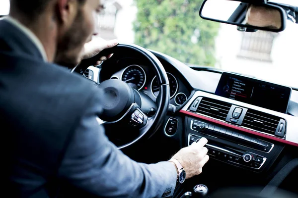 L'homme dans la voiture moderne — Photo