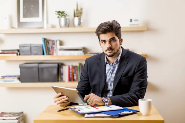 Junge Freiberuflerin am Schreibtisch — Stockfoto