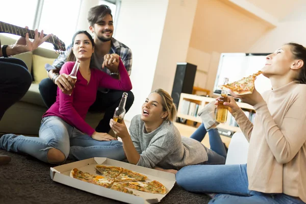 Przyjaciele pizza party — Zdjęcie stockowe