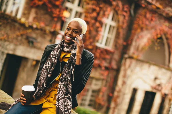 Moderne Afrikaanse Amerikaanse vrouw met telefoon — Stockfoto