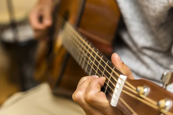 Praticando em tocar guitarra — Fotografia de Stock