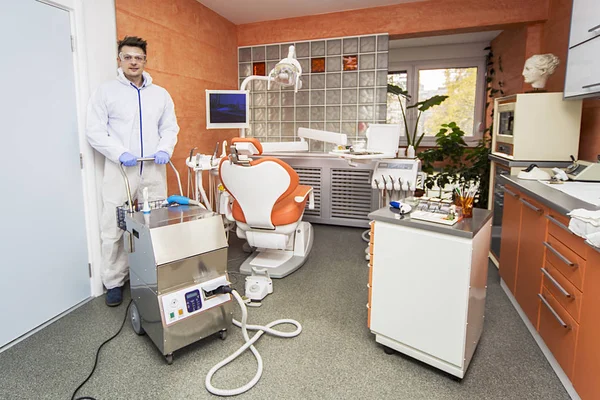 Hombre en el consultorio dental — Foto de Stock