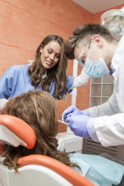 치과 검 진을 갖는 환자 — 스톡 사진