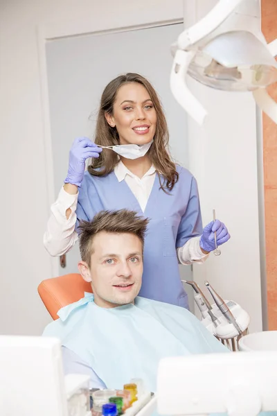Junger Mann beim Zahnarzt — Stockfoto