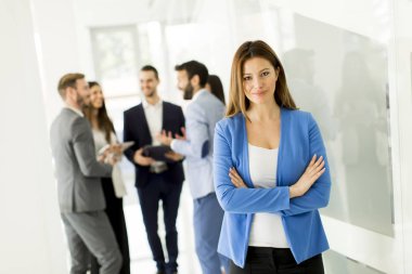 Genç iş adamları ofiste.