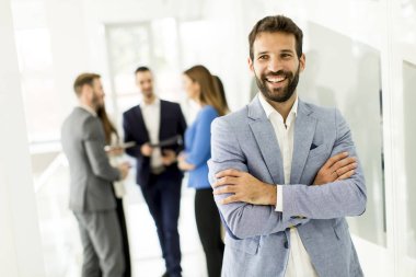 Genç iş adamları ofiste.