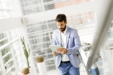 Dijital tablet ile işadamı