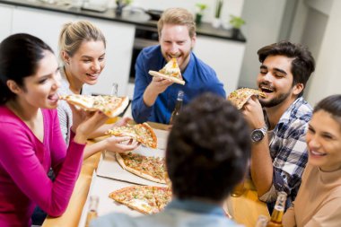 Pizza partisi de arkadaşlar