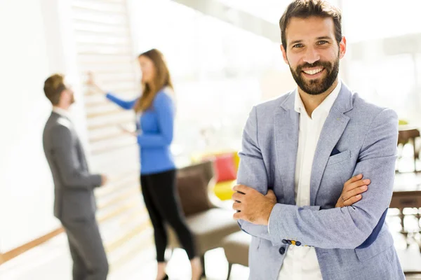 Jeunes gens d'affaires au bureau — Photo