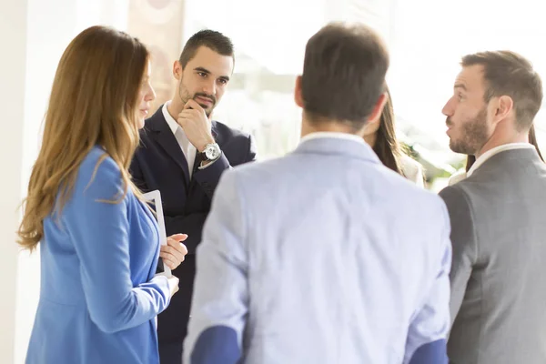 Jeunes gens d'affaires au bureau — Photo