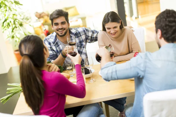 Jovens em casa festa de vinho — Fotografia de Stock