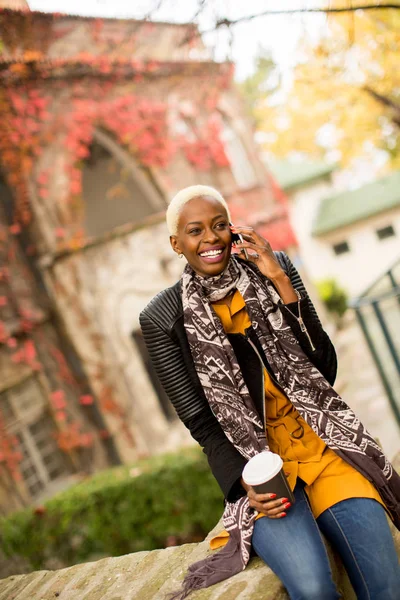 Moderna afroamerikanska kvinnan med telefon — Stockfoto