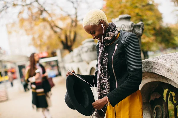 Moderna afroamerikanska kvinnan med telefon — Stockfoto