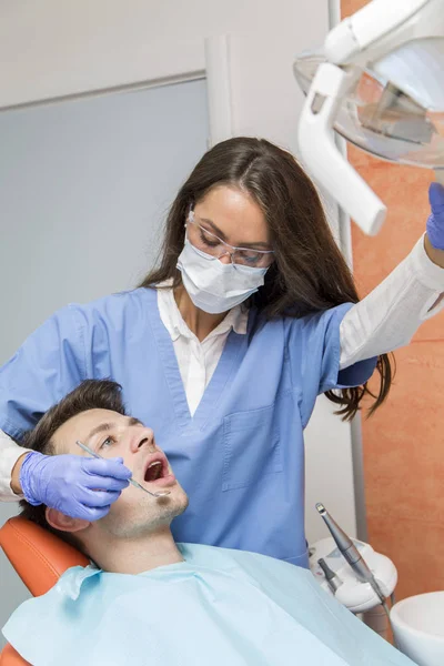 Paciente que se somete a revisión dental — Foto de Stock