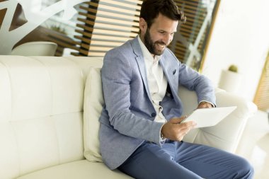 Dijital tablet ile işadamı