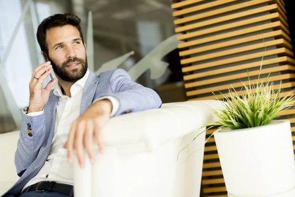 Hombre de negocios moderno en la oficina — Foto de Stock