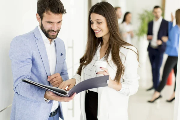 Junge Geschäftsleute im Amt — Stockfoto