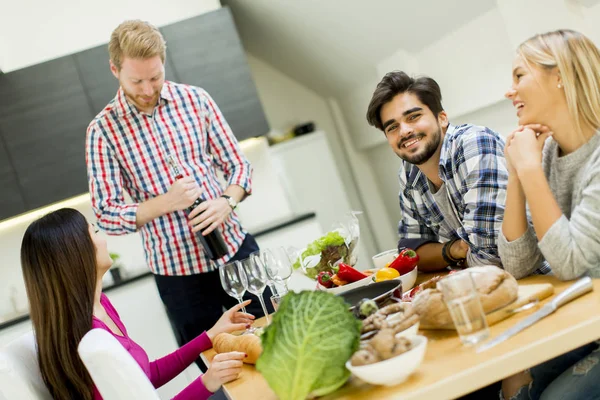 Jóvenes en casa vino fiesta — Foto de Stock