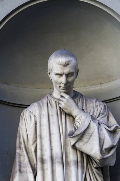 Статуя Никколо Макиавелли во Флоренции — стоковое фото