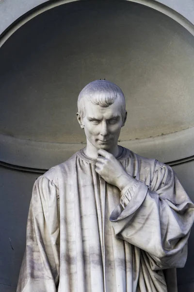 Niccolo machiavelli statue in florenz — Stockfoto