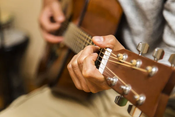 Praticando em tocar guitarra — Fotografia de Stock