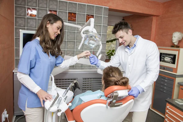 Patiënt met tandheelkundige checkup — Stockfoto